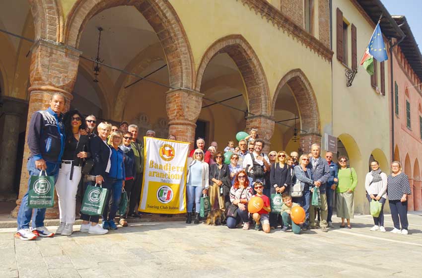 20230803-Lombardia-Cremona-Pizzighettone-Bandiere-arancioni-Camperisti-e-Palazzo-comunale-1